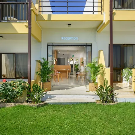 Hermes Front Apartment