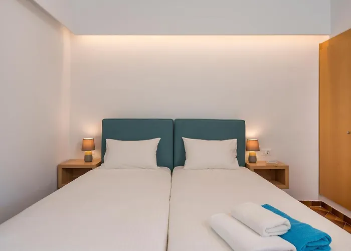 Hermes Front Apartment