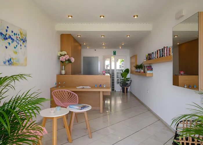 Hermes Front Apartment